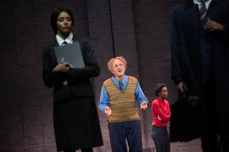 Hörenswert ist auch die Ballade von Joachim Kaiser als Mr. O’Sullivan  in "Wüstenblume" noch bis zum 15.10.2023 im Deutschen Theater (©Foto: Annette Hempfling)